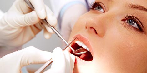 Clínica Dental Centro de Implantología Inocencio Paz Sánchez revisión de dientes a paciente